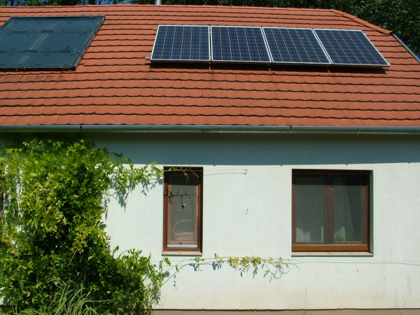 Solarpanele auf dem Haus der Dőrys. Hervorstechend ist die geringe Anzahl von Panelen, die den Suffizienz-basierten Ansatz unterstreicht.