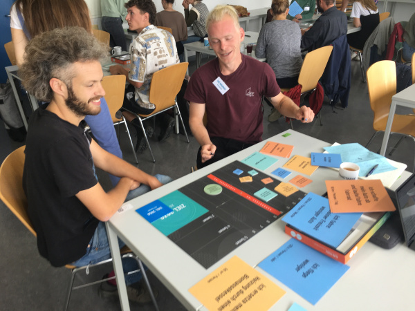 Teilnehmende verschiedener Hochschulen aus Münster und Umland spielen das Klima Puzzle
