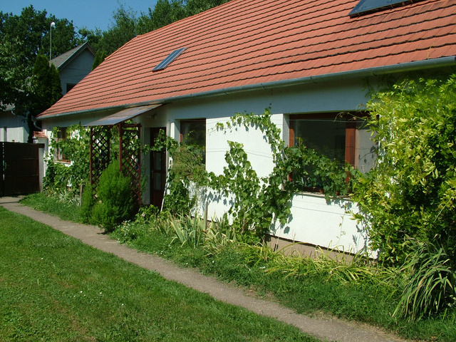 Das gut gedämmte, renovierte Lehmhaus der Dőrys mit natürlicher Beschattung für den Sommer