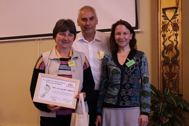 Magdolna Kéry und Dr. István Dőry werden als Energy Masters von Edina Vadovics (GreenDependent Institute) im Rahmen der EnergyNeighbourhoods Preisverleihung ausgzeichnet (2018)